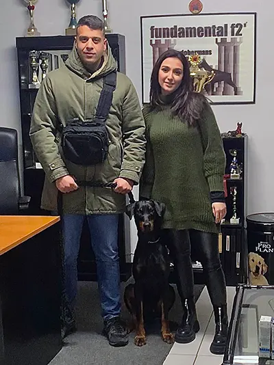 Θέμης Νικολάου εκπαιδεύει σκύλο ράτσας Doberman